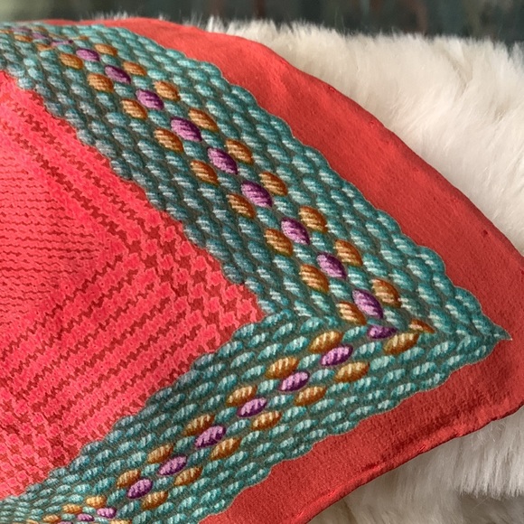 Authentic Chanel scarf, 31” x 31”. Excellent shape - Picture 5 of 7